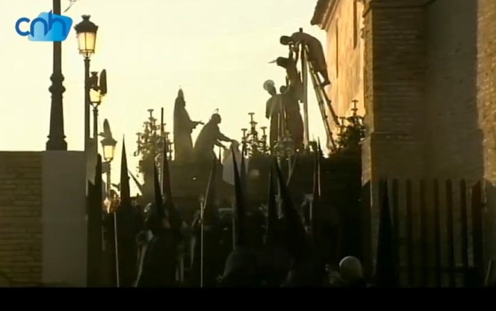 DiarioHuelva's tweet photo. Cristo del Descendimiento sale de la Parroquia Mayor de San Pedro #SemanaSantaHuelva #SSenCNH https://t.co/t2prxcdIBH