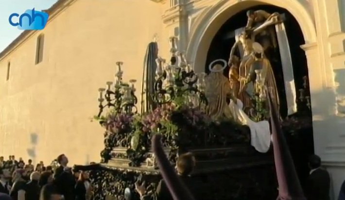 DiarioHuelva's tweet photo. Cristo del Descendimiento sale de la Parroquia Mayor de San Pedro #SemanaSantaHuelva #SSenCNH https://t.co/t2prxcdIBH