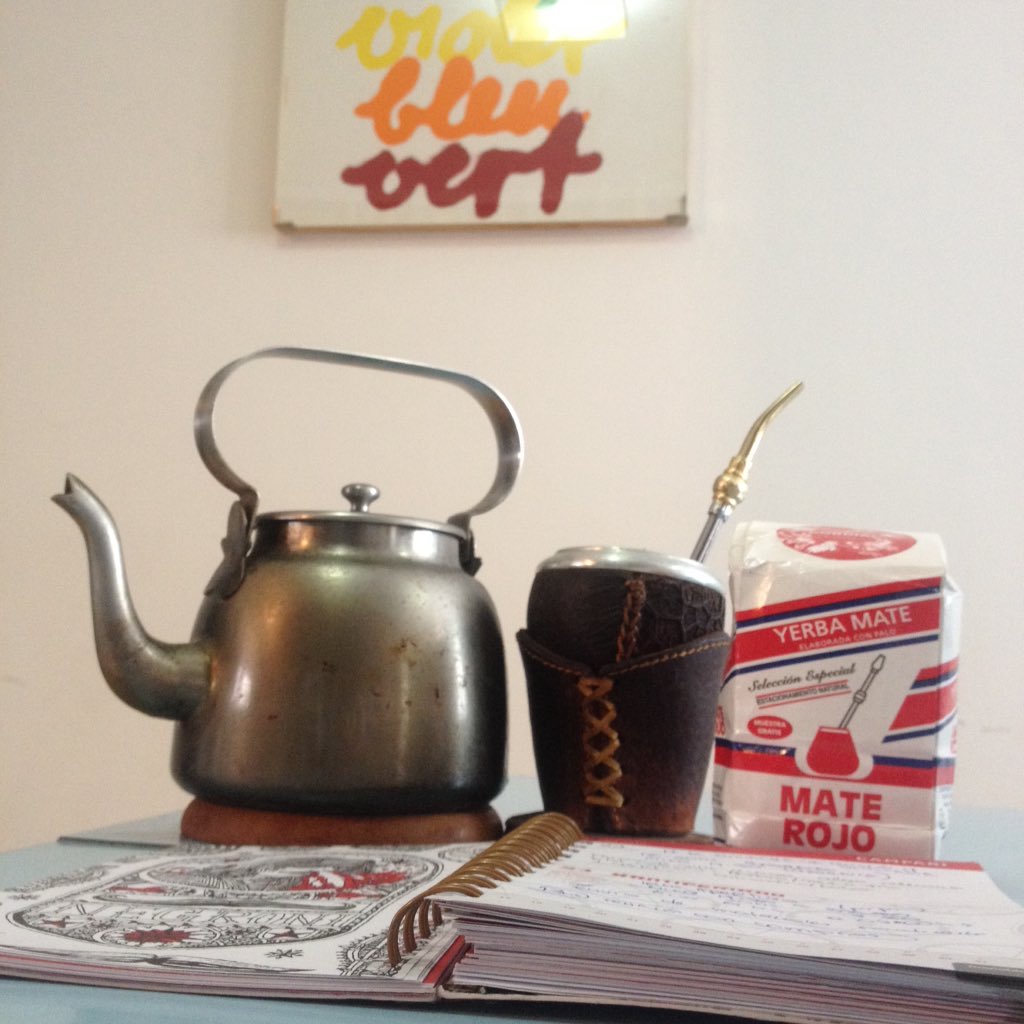 Mates amargos con la yerba que me regaló @FayeChili, recuerdos de #Cordial y de #MapaVerano