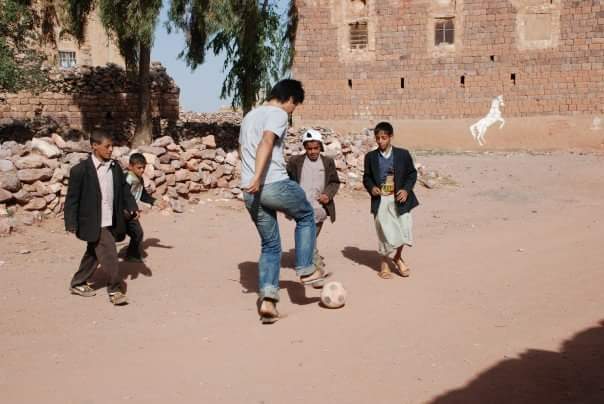 AdamFlinter's tweet photo. Throwback to me playing football with a bunch of kids in #kawkaban - can't believe this ancient town was bombed. https://t.co/a8VIw7to17