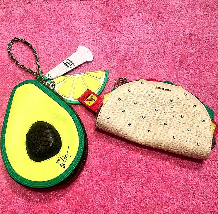 Lunchtime! I'm craving some Taco's &amp; Avocado!  Happy Friday Kiddos! <a href="/InStyle/">InStyle</a> ☀️🌴👛🌮🌶 XoX💋💋
👉🏻bit.ly/1NavvAt