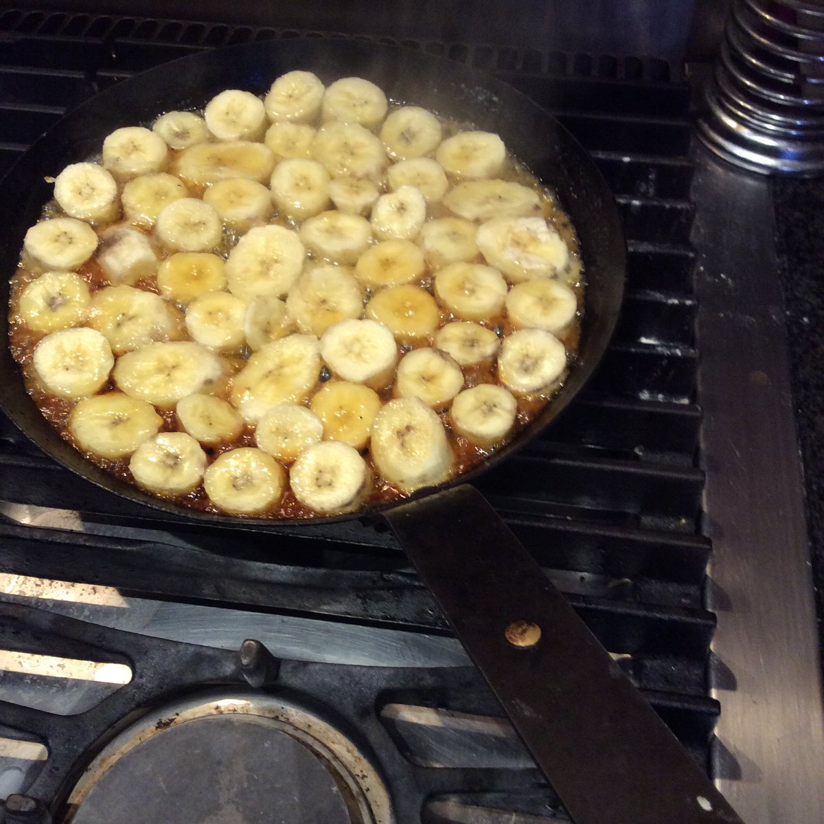 NethertonNews's tweet photo. The start of a maple syrup banana Tarte Tatin #crepepan https://t.co/C5nbs8OxgD https://t.co/hBvbvF5Vvb