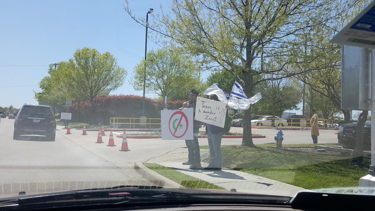 mostafaelhity's tweet photo. #ReallyTexas #MuslimNeighborhood #plano https://t.co/GqbqOSZfou
