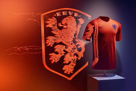 Het Nederlands elftal-tenue 2016, oranje met koninklijk blauw! Shop hem nu bij INTERSPORT: bit.ly/1UQvoxF