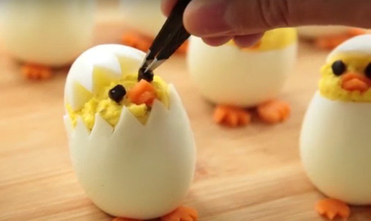 Check out this Easter Chick Deviled Eggs recipe! thesitsgirls.com/trending/easte…