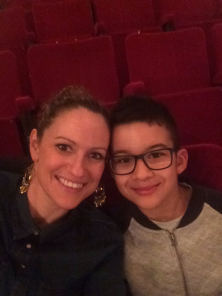 BdmmParis's tweet photo. On est en place et on attend @ArDucret ! Mon fils a tjs pas capté 😂 #ducruet #casino #spectacle https://t.co/waJd0uEJgQ