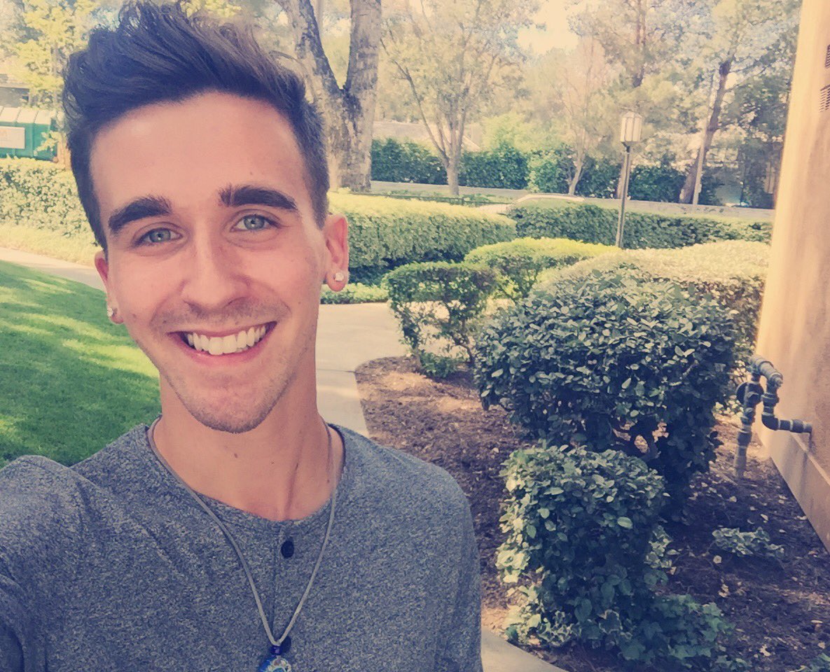 thestoryofjacob's tweet photo. Tweet me a selfie! I want to see all of your gorgeous faces before tour!❤️❤️ https://t.co/r848q9dOW6
