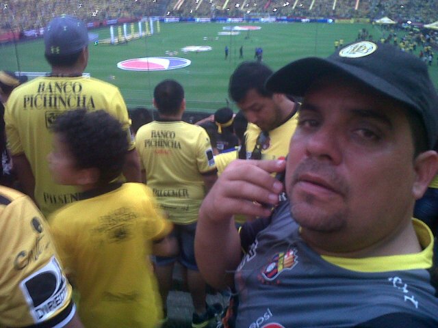 Elpropio96's tweet photo. @Hincha_Amarillo #ConHinchaAmarilloAlMonumental a apoyar al idolo dl ecuador eres mi vida mi pasión https://t.co/HqAzSkXzlm