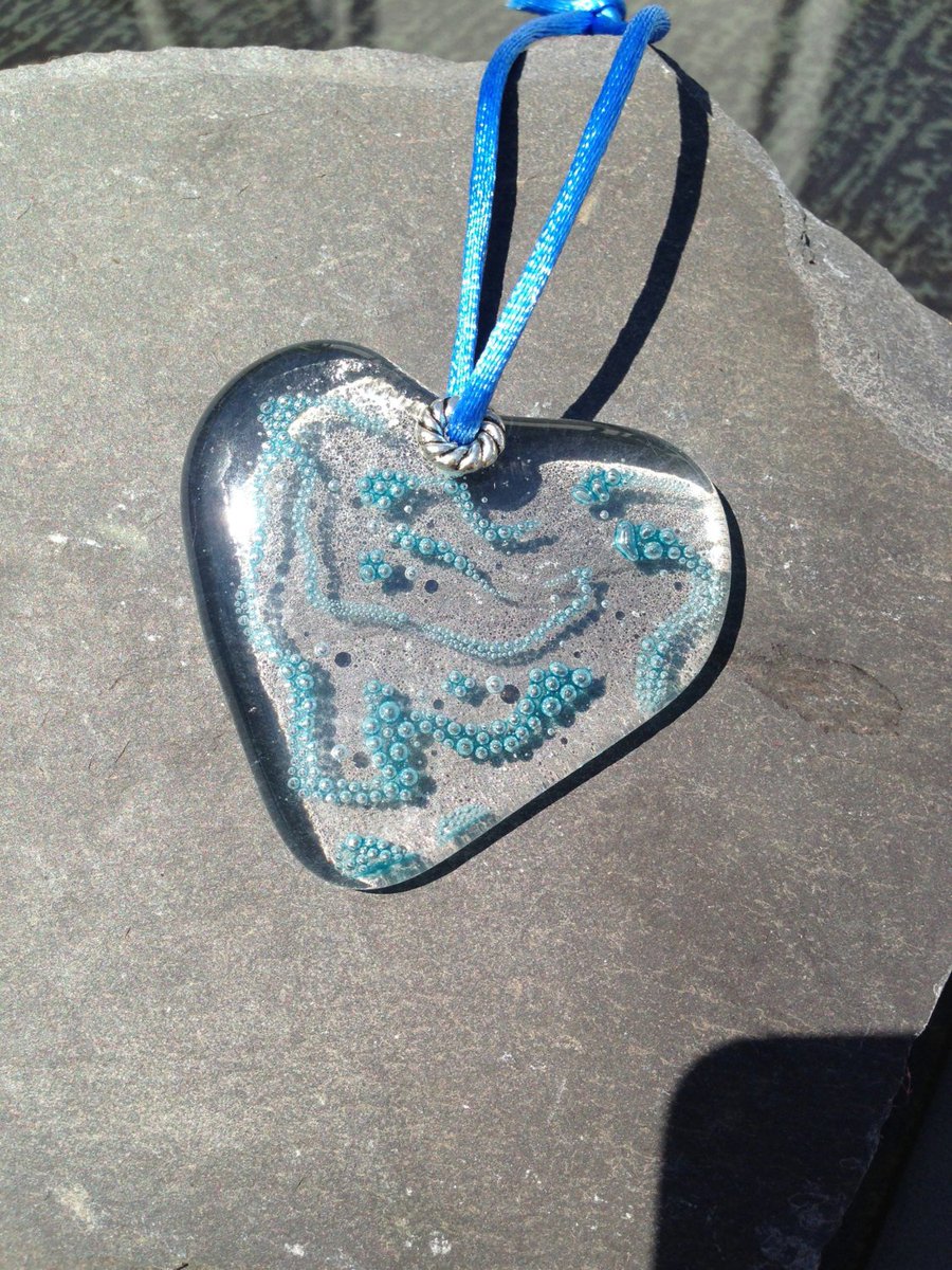 Funkifusion's tweet photo. Hanging Heart Blue - Glass https://t.co/6EI0lbB5bY #Etsy #BlueGlassHeart https://t.co/gjwKtRpIy2