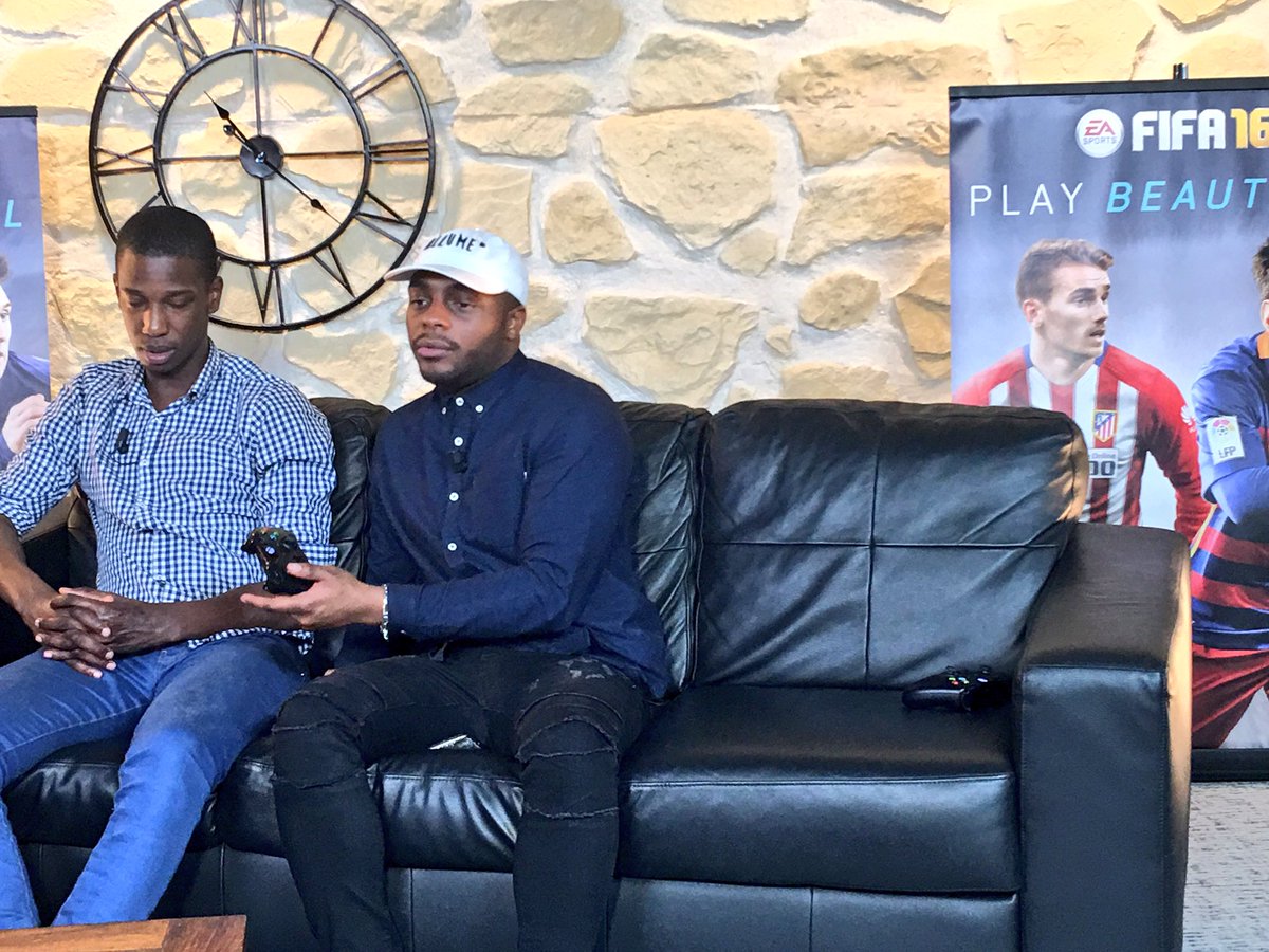 LEFIFASHOW's tweet photo. "Sagna il est titulaire dans mon équipe parce que sa meuf est vraiment bonne" @josspace 🙄 #FIFASHOW #PBSFRA https://t.co/q3OYpNWP7P