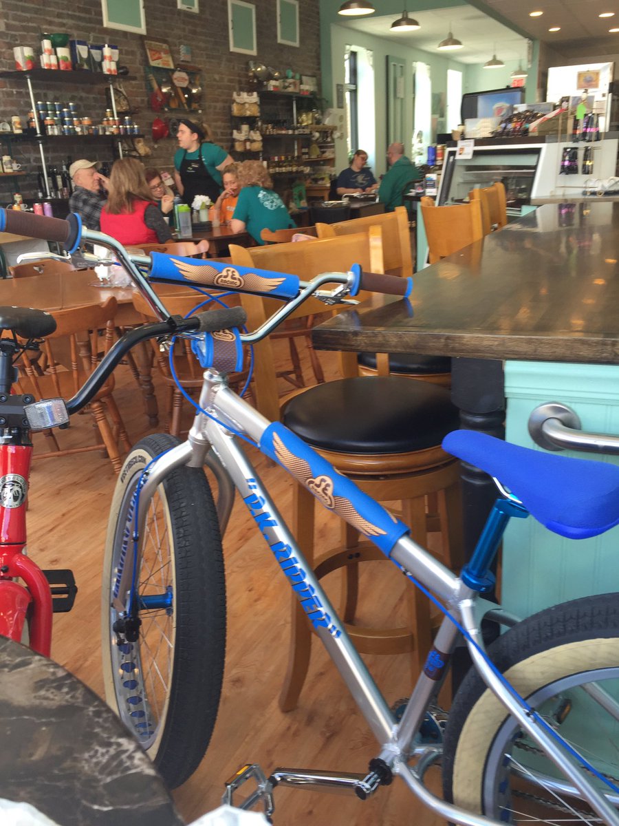 RockCopyRules's tweet image. Lunch @SiennasKitchen #goRockford of course I'm rocking the #pkRipper #fattire #bikeride