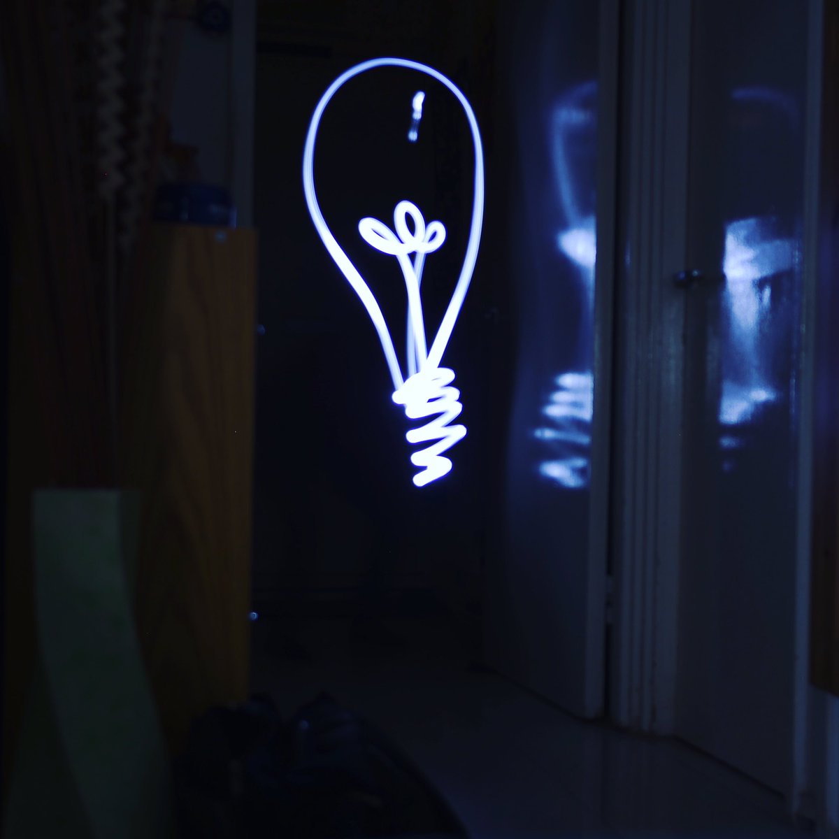 girl_in_physics's tweet image. #tb to a #ScienceClub session where I did #LightWriting 🔦💡

#Awesomeness #DIY #EasterScience 🐣