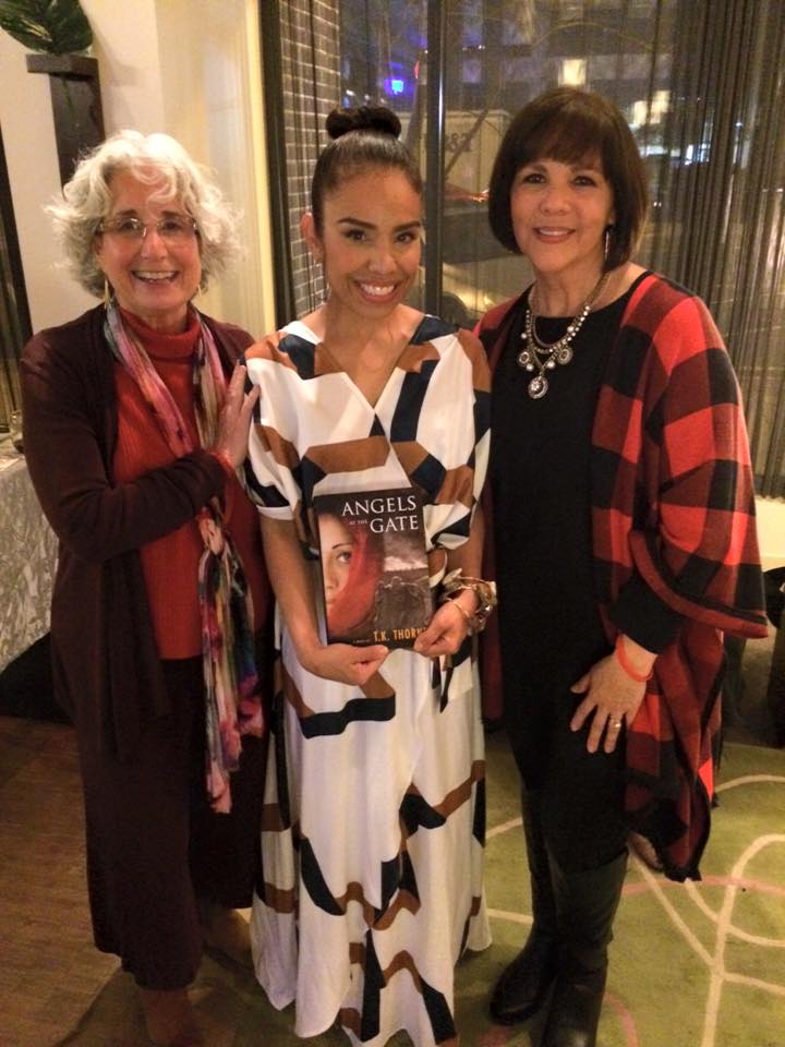 BlackburnFork's tweet image. Celebrating 5th Anniv. of #SeeJaneWrite Getting signed copy ANGELS AT THE GATE #ReadWomen ow.ly/ZW3o5