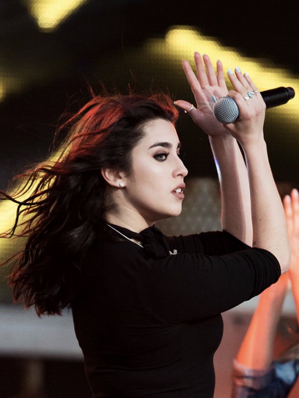 shelovescuban's tweet photo. #UptwonFunk #iHeartAwards #BestCover https://t.co/ut8y6HRfD2