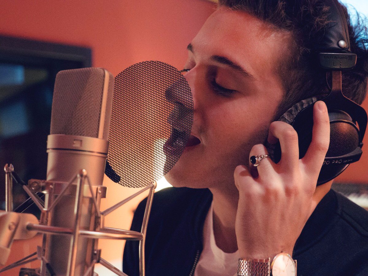 _ruggero's tweet photo. Ho da tanto tempo questa melodia nella mia testa..... Cada día... Una canción nueva... 🎤 https://t.co/7YZ9OertLX