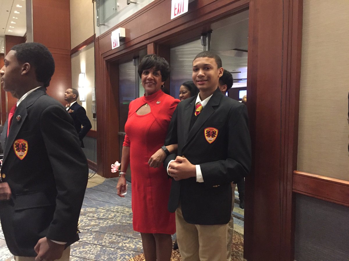ChiUrbanLeague's tweet photo. Here she comes! @sharirunner a Woman of Excellence!  #ChicagoDefenderWOE2016 #classpresident https://t.co/CwcszX6PSk