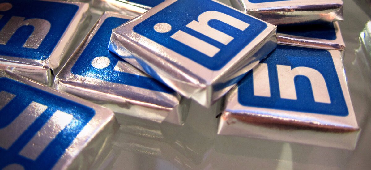 hootsuite's tweet photo. Simple steps to give your LinkedIn profile the refresh it needs: https://t.co/XAr6d9hAL4 https://t.co/3d6SuKI53I