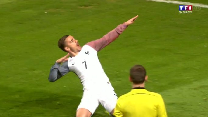 BUUUUUUT de <a href="/AntoGriezmann/">Antoine Griezmann</a> sur coup franc !!! 0-1 pour la France
Suivez #PBSFRA en direct > tf1.fr/tf1/direct