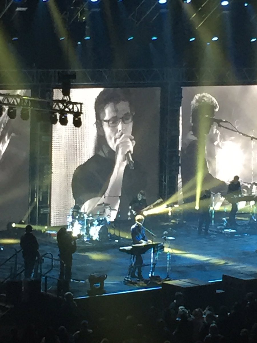 crooks_caroline's tweet photo. @aha_com amazing concert tonight #feel16again https://t.co/zaFQZvNGDV