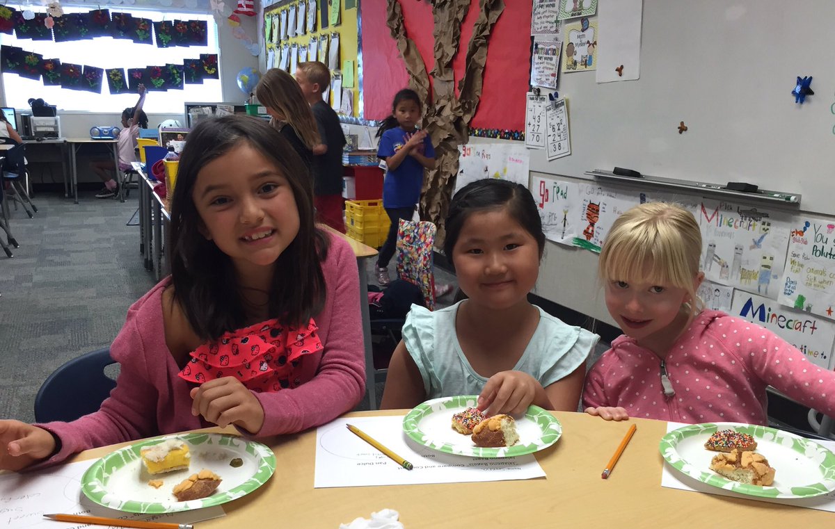 NeridaHodge's tweet photo. Jalapeño bagels and Pan Dulce compare/contrast #flyhighfri #tastebudsexplosion https://t.co/eZlwtGR9IE