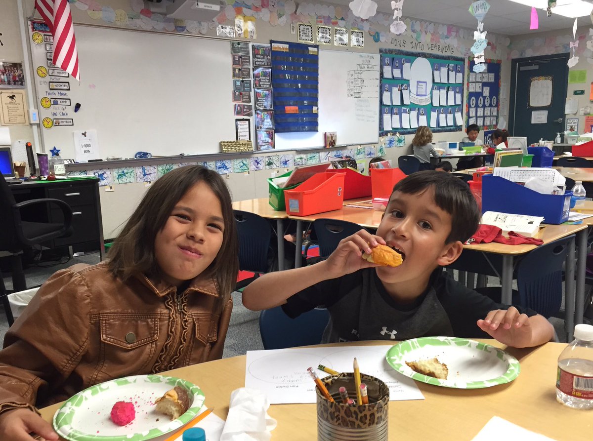 NeridaHodge's tweet photo. Jalapeño bagels and Pan Dulce compare/contrast #flyhighfri #tastebudsexplosion https://t.co/eZlwtGR9IE