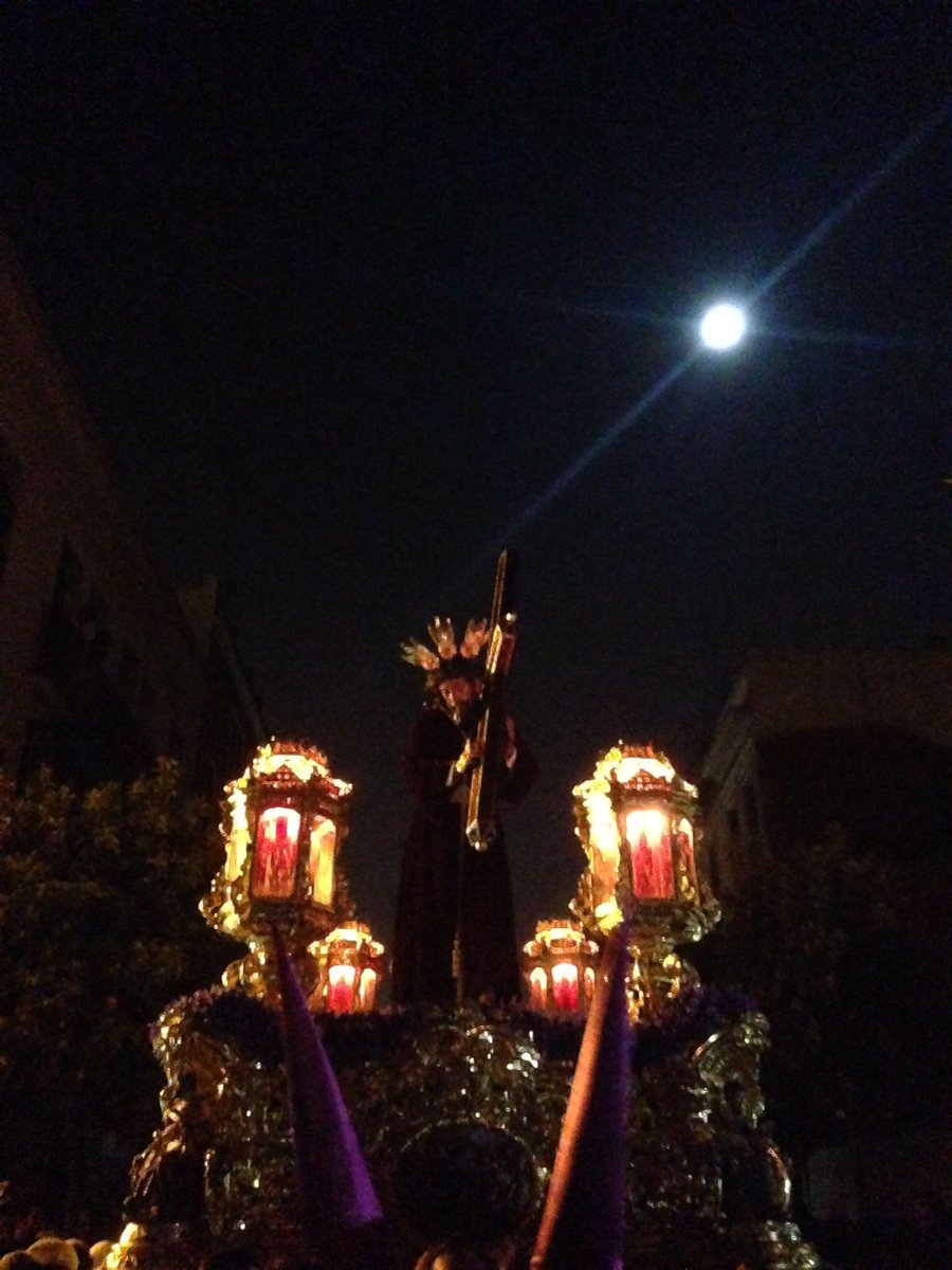 JavierBlancoTv's tweet photo. Nazareno de la O. Calle Castilla. Triana. Viernes Santo. Y la Luna #llamadorcsur @CanalSurRadio https://t.co/gVp08HVj8s