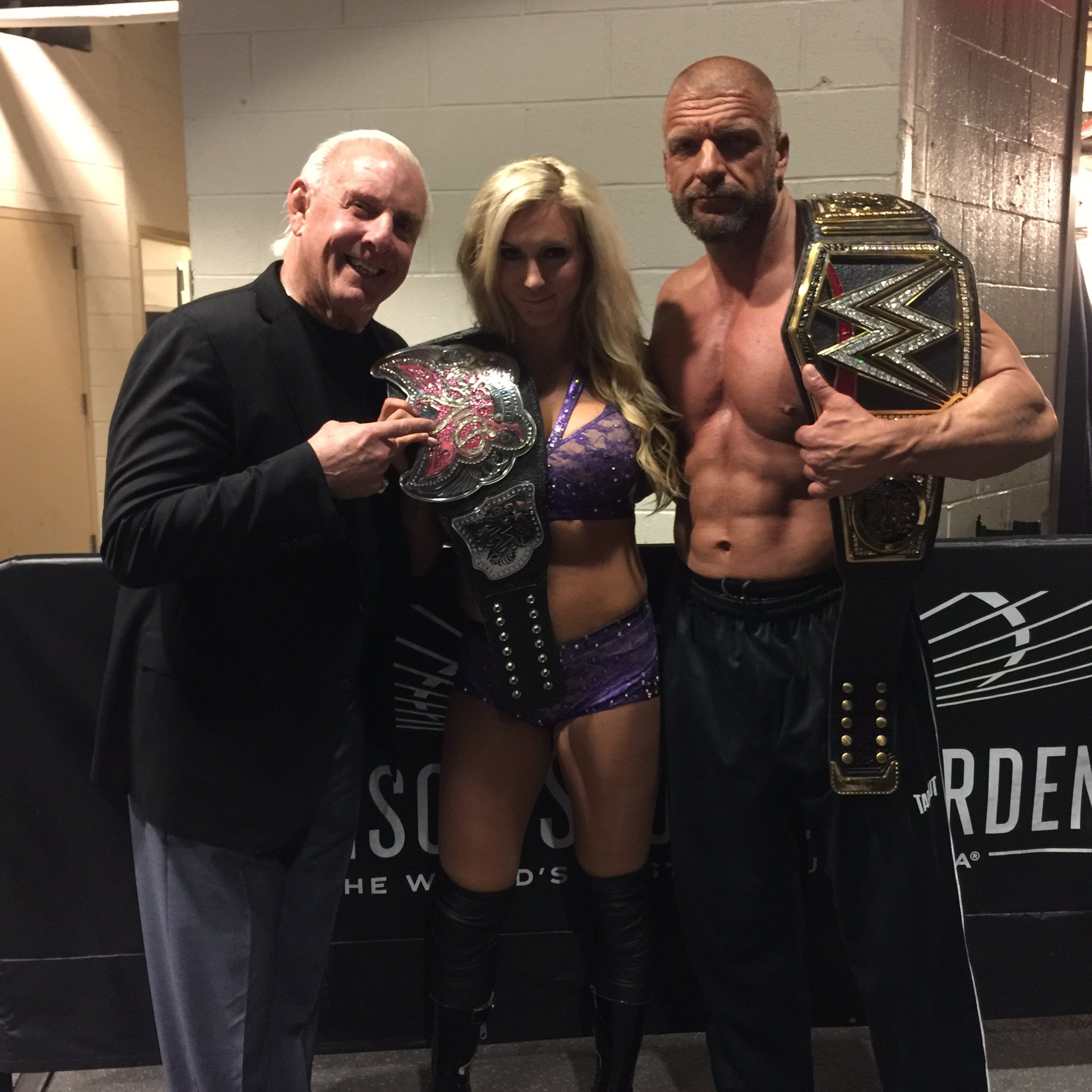 Ceb7yoYWEAIqB9C.jpg:large