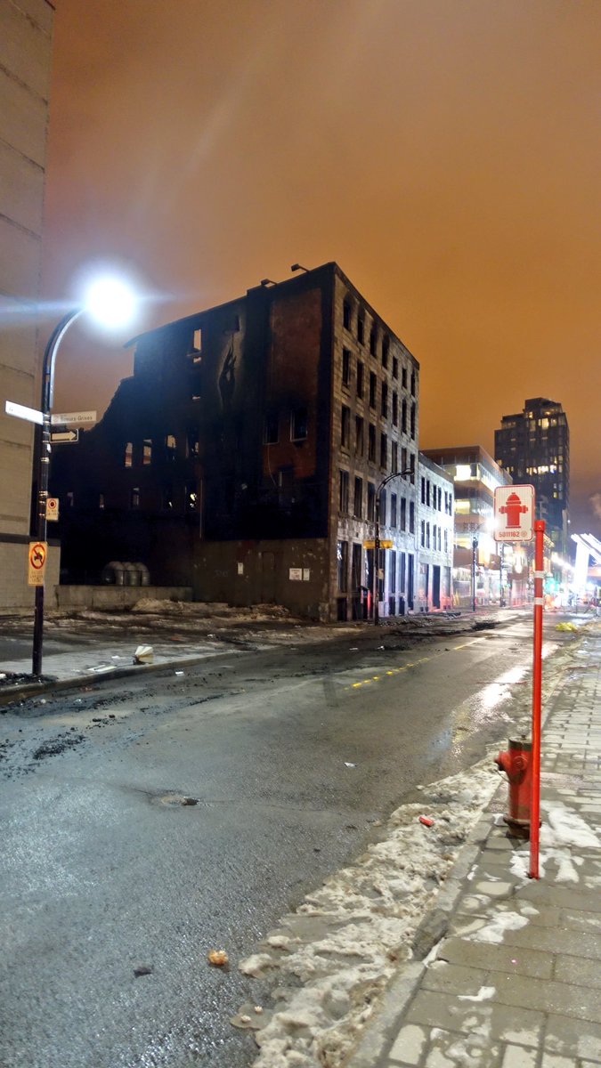 Martelsi's tweet photo. Suivi : incendie rue des sœurs grises #SIM toujours en opération 10–08. #SPVM boucle  le secteur. #MTLfeu https://t.co/4aKtFPqbXK
