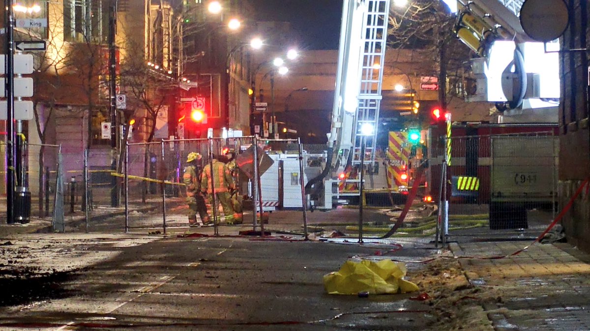 Martelsi's tweet photo. Suivi : incendie rue des sœurs grises #SIM toujours en opération 10–08. #SPVM boucle  le secteur. #MTLfeu https://t.co/4aKtFPqbXK