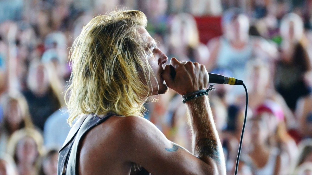 MTVNEWS's tweet photo. 12 Bands You Need To See On The 2016 Vans Warped Tour https://t.co/nB5zzGctyr https://t.co/nLEMWIn0P8