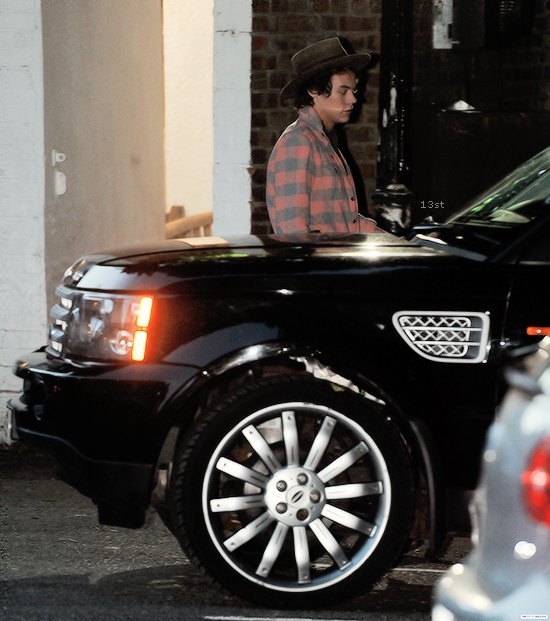 13styls's tweet photo. Harry Styles leaving at the press conference for This Is Us in London. https://t.co/WZAasbpv9z