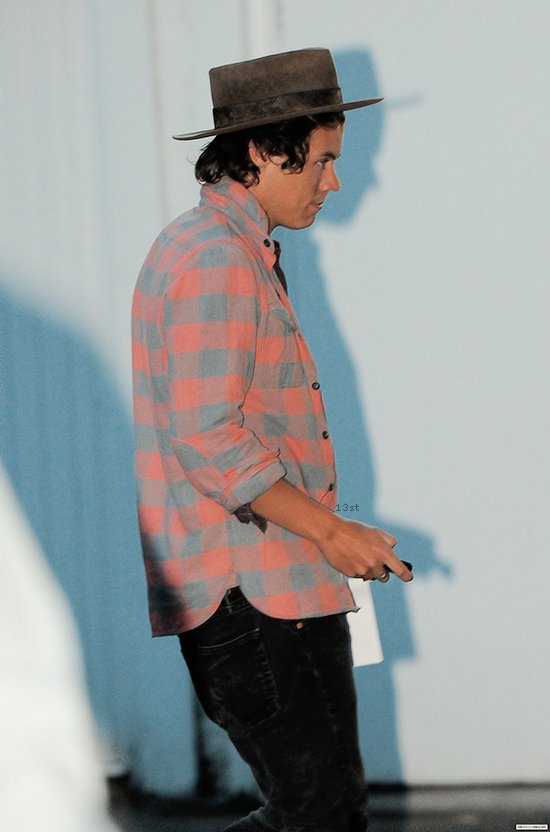 13styls's tweet photo. Harry Styles leaving at the press conference for This Is Us in London. https://t.co/WZAasbpv9z