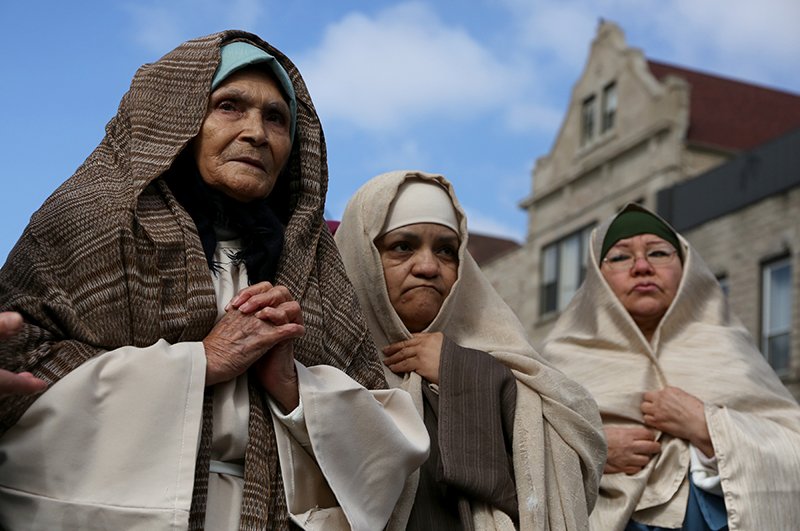 aperezTribune's tweet photo. Annual Way of the Cross in Pilsen.   #Pilsen #WayoftheCross  Chicago Tribune photos by Antonio Perez. https://t.co/WXSDjGqf88