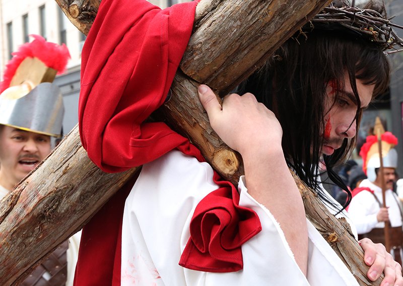 aperezTribune's tweet photo. Annual Way of the Cross in Pilsen.   #Pilsen #WayoftheCross  Chicago Tribune photos by Antonio Perez. https://t.co/WXSDjGqf88