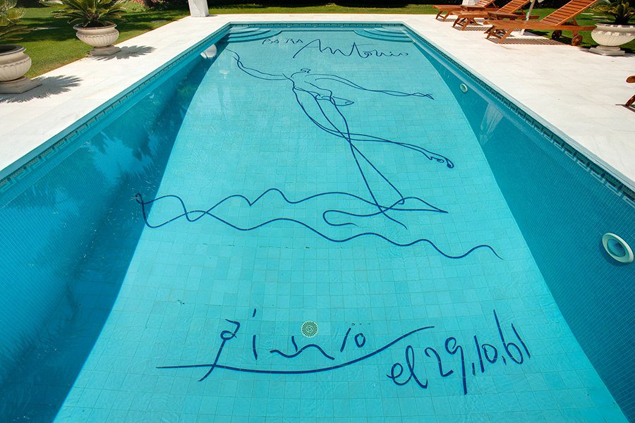 SaatchiArt's tweet photo. Picasso painted and signed the bottom of the pool at Villa El Martinete, the Marbella, Spain in 1961 #FridayFeeling https://t.co/4njD1kTDif