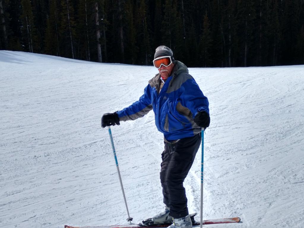 nozzle_guy's tweet photo. My 82 yr old father-in-law rocking #GoatsEye. He's been skiing since 1955. https://t.co/kZ9P8iDGAJ
