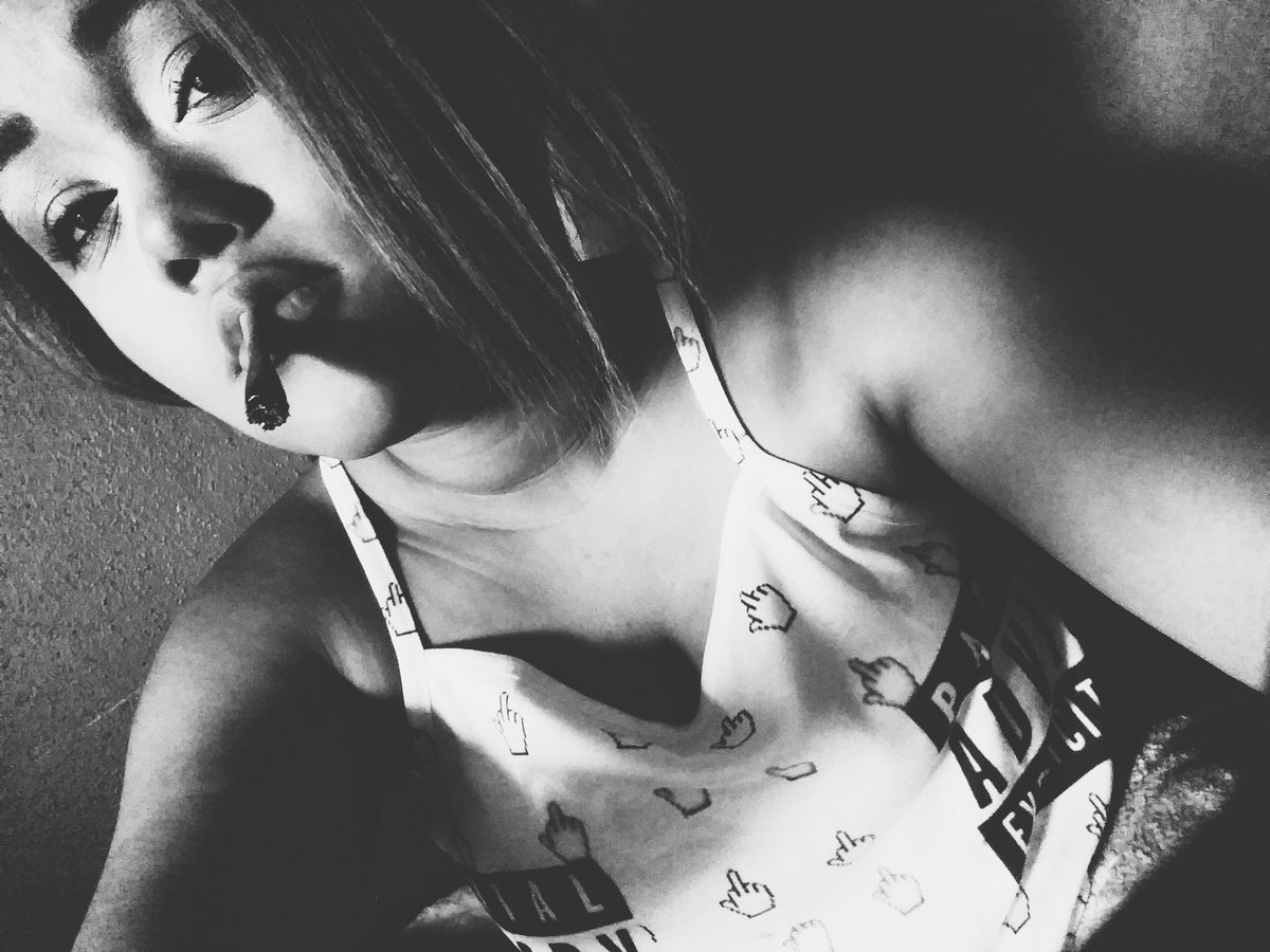 Wild00Wild's tweet photo. Defiantly a Good Friday....😚💨✌😝 https://t.co/uqy0cdKla2