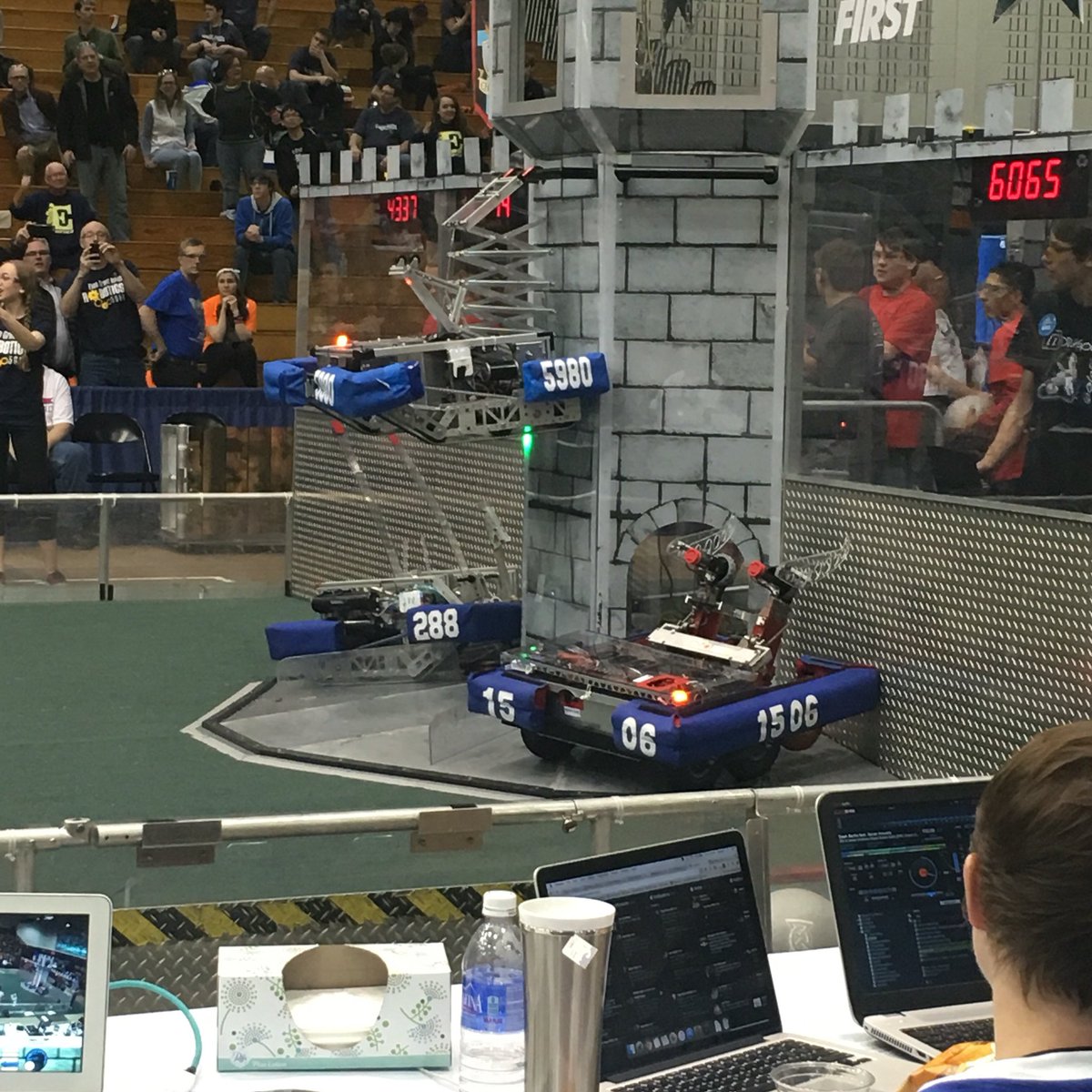 mutts1506's tweet photo. Great team work! ๐ค #omgrobots #graciousprofessionalism #muttscare #FIRSTStronghold #frc #GVSU https://t.co/dUpenWPruH