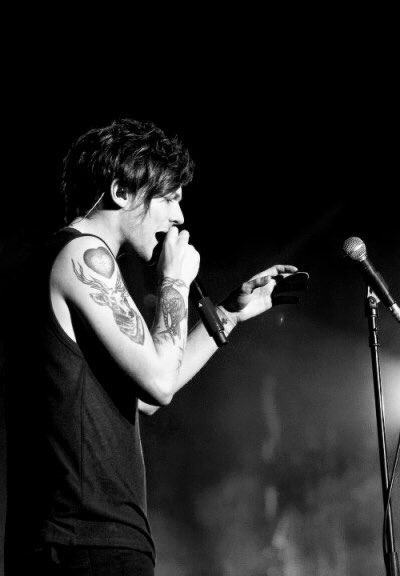 annneversleeps's tweet photo. @Louis_Tomlinson is my hero💫 always &amp; forever 💖 I love you 💕 #RespectLouisAndFreddie #luckytohavelouis https://t.co/T6Hw4ohWJg