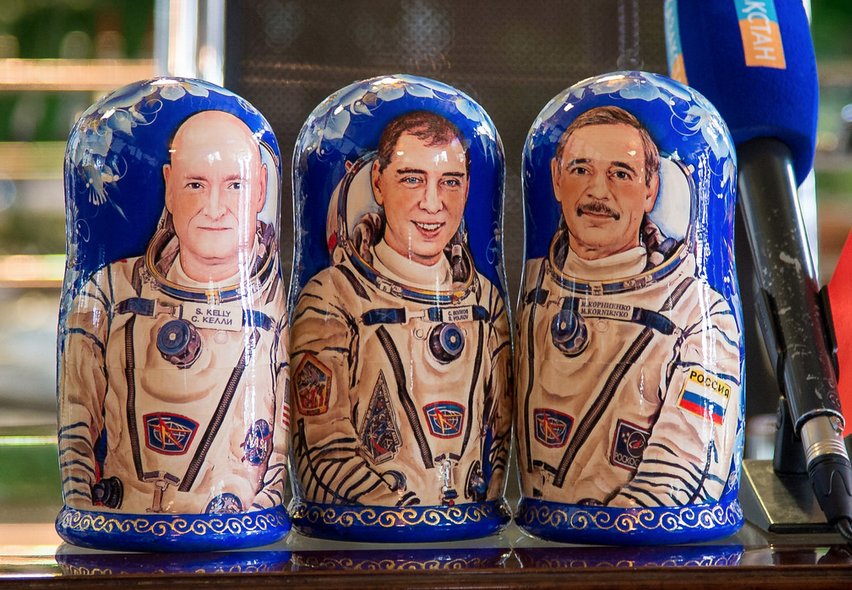 AstronautiCAST's tweet photo. Ad ognuno la sua Matryoshka. Kelly, Kornienko e Volkov, i membri dell'#Expedition46 tornati a terra il 2 Marzo. https://t.co/uyw6Yn4Sq7