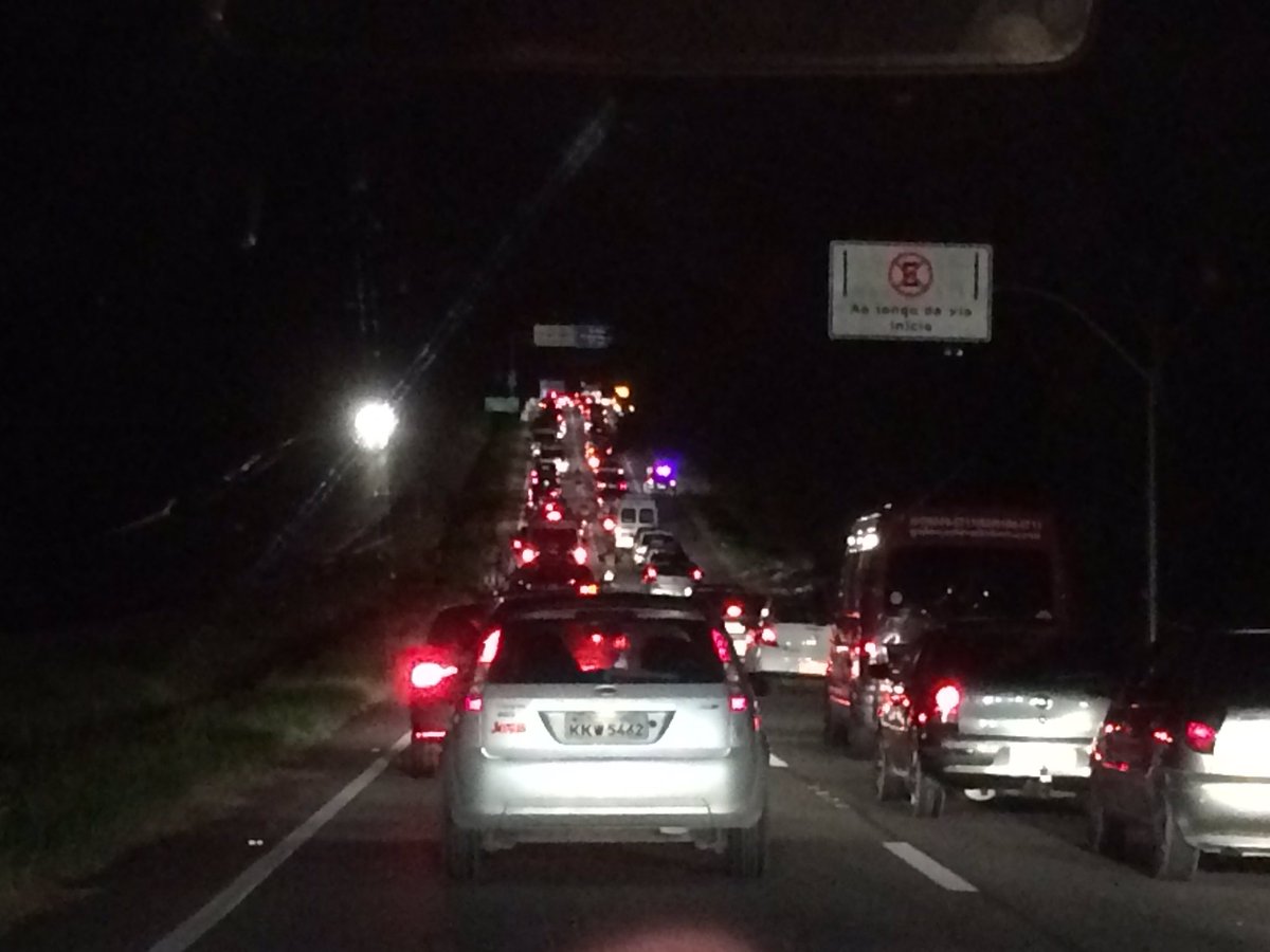 vanessaedf's tweet photo. A gente fala: não vem de carro!! Aff "@jc_pe: #JCEsportes Trânsito continua parado rumo à Arena Pernambuco https://t.co/XuFJArrVc3"