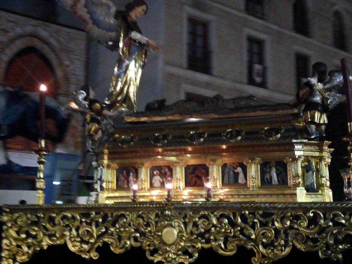 SER_Cofrade_CR's tweet photo. El Santo Sepulcro entra en la Plaza Mayor @CRCofrade  @diocesiscr https://t.co/6WTr7nYuhx