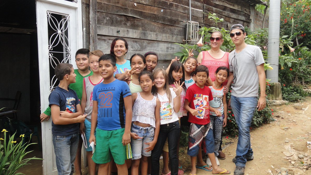 FormarFundacion's tweet photo. Hoy contamos con la grata visita de nuestra Revisora Fiscal. Compartió con nuestros niños y disfruto sus canciones. https://t.co/X7AG7m0QMy