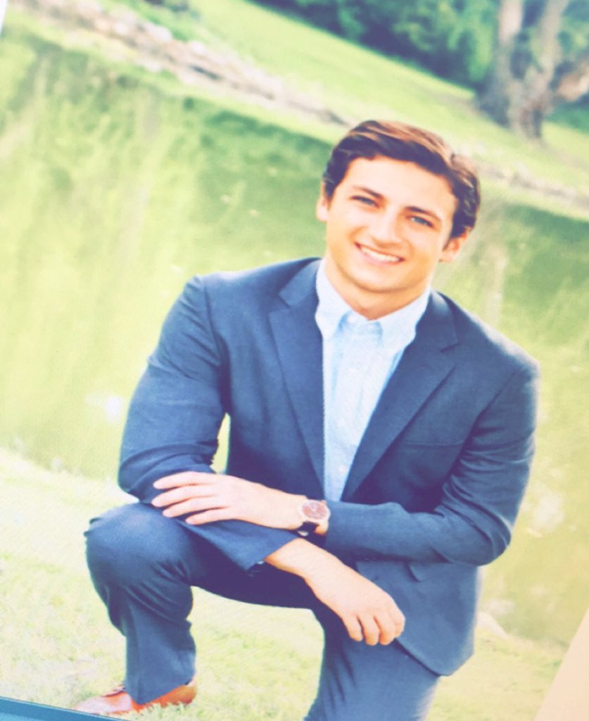 AudraDMari's tweet photo. Maybe share the fellow Mari gene pool a bit @JarettMari25 ?? #senior #hegotthelooks #hellogals https://t.co/u3yRfiaOFy