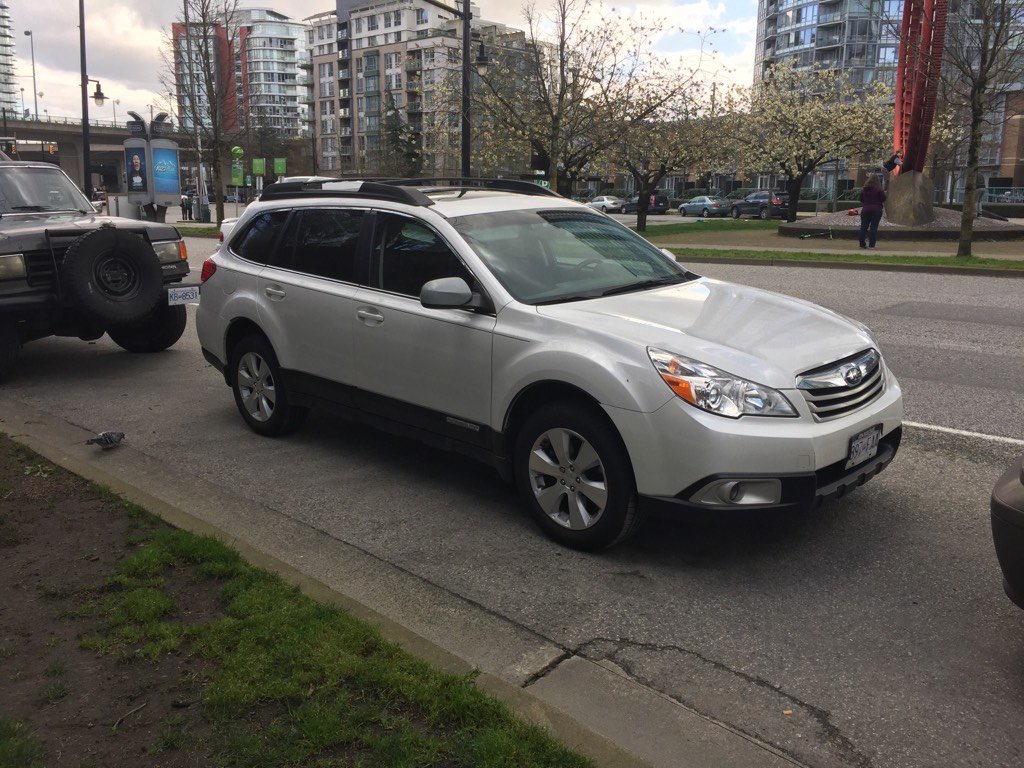 gloomybb's tweet image. At least 2-3ft away from curb. #parallelparkingfail #Yaletown