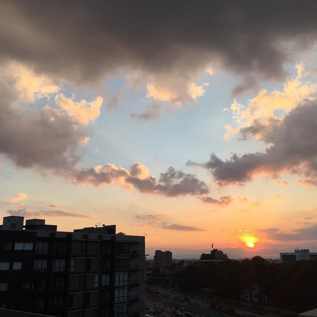 natalio's tweet photo. Uno de esos atardeceres bogotanos #nofilter https://t.co/czrkNYL9rW https://t.co/0wfcDP6eSz