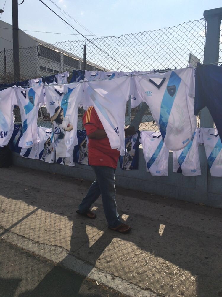 Cientos de aficionados de la Azul y Blanco ya dicen presente en las afueras del estadio Mateo Flores #VamosGuate