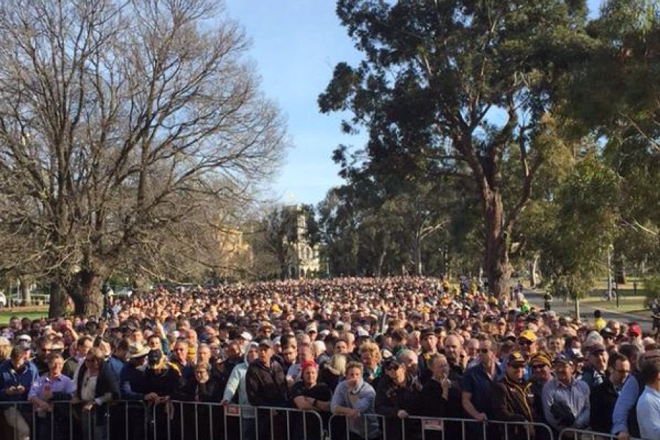NualaKilleenSD's tweet photo. This is how many people are queuing to help @EricaHome1 #homelessness #sidebyside https://t.co/gAzqmjvn0V
