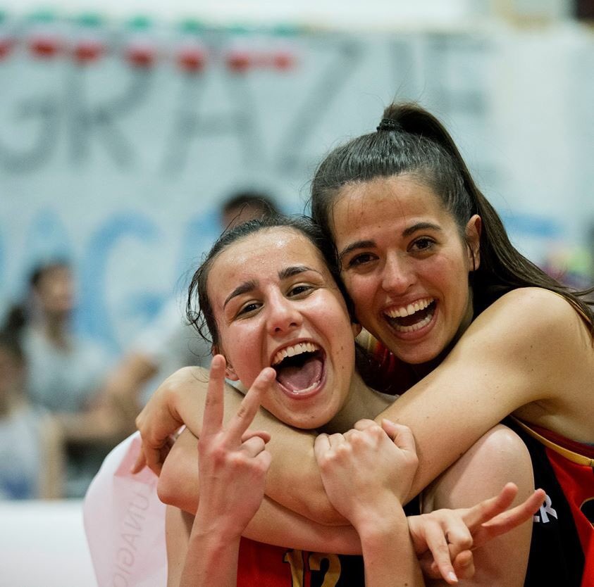 FraGalli8's tweet photo. Quando una foto racchiude tutto. La mia migliore amica, sorella di sempre. Mi manchi idiota ciao ❤️ @francygamba13 https://t.co/x751JbpbVM