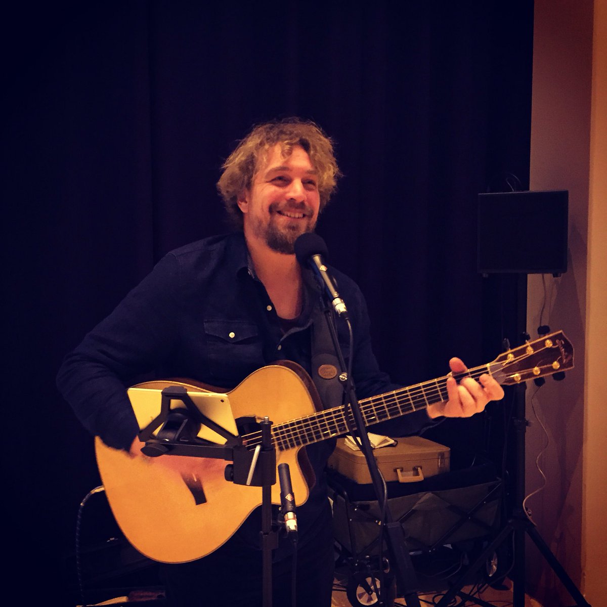 8UODenHaag's tweet photo. Gijs van @FireRoseNL raakt de juiste snaren tijdens #8uodh #darngood https://t.co/JkPTPVhv4T